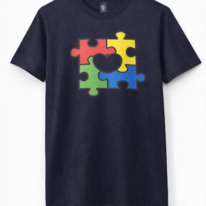 Camiseta con diseño de rompecabezas multicolor con un corazón central